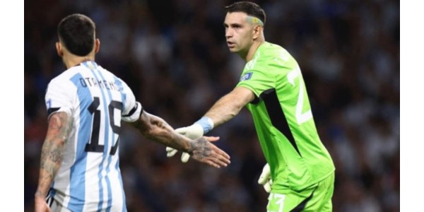 2023 El portero Emiliano Martínez encaja el primer gol en Argentina